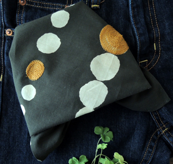 バンダナ・インド綿・水玉＆刺繍・ナビードット・ブラック・結んだ感じ