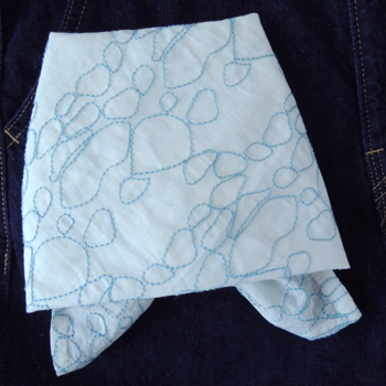 バンダナ・インド綿・花柄・カントリー・刺繍・バブルリング・ブルー・結んだ画像