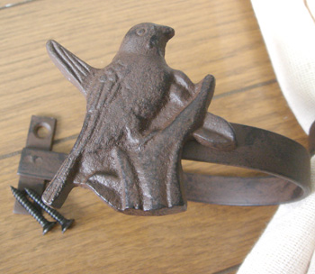 カーテンホルダー・アイアン製・枝に遊ぶ小鳥のモチーフ