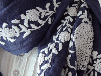 ストール・大判・リネンの素敵な手刺繍花柄ショール・ネイビー×白・【クスス雑貨】・通販