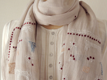 カディストール・大判・手織り・インド綿・刺繍・花とアニマル・グレー・