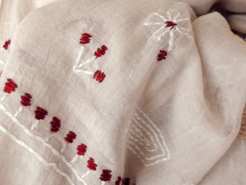 カディストール・大判・手織り・インド綿・刺繍・花とアニマル・フリンジのアップ