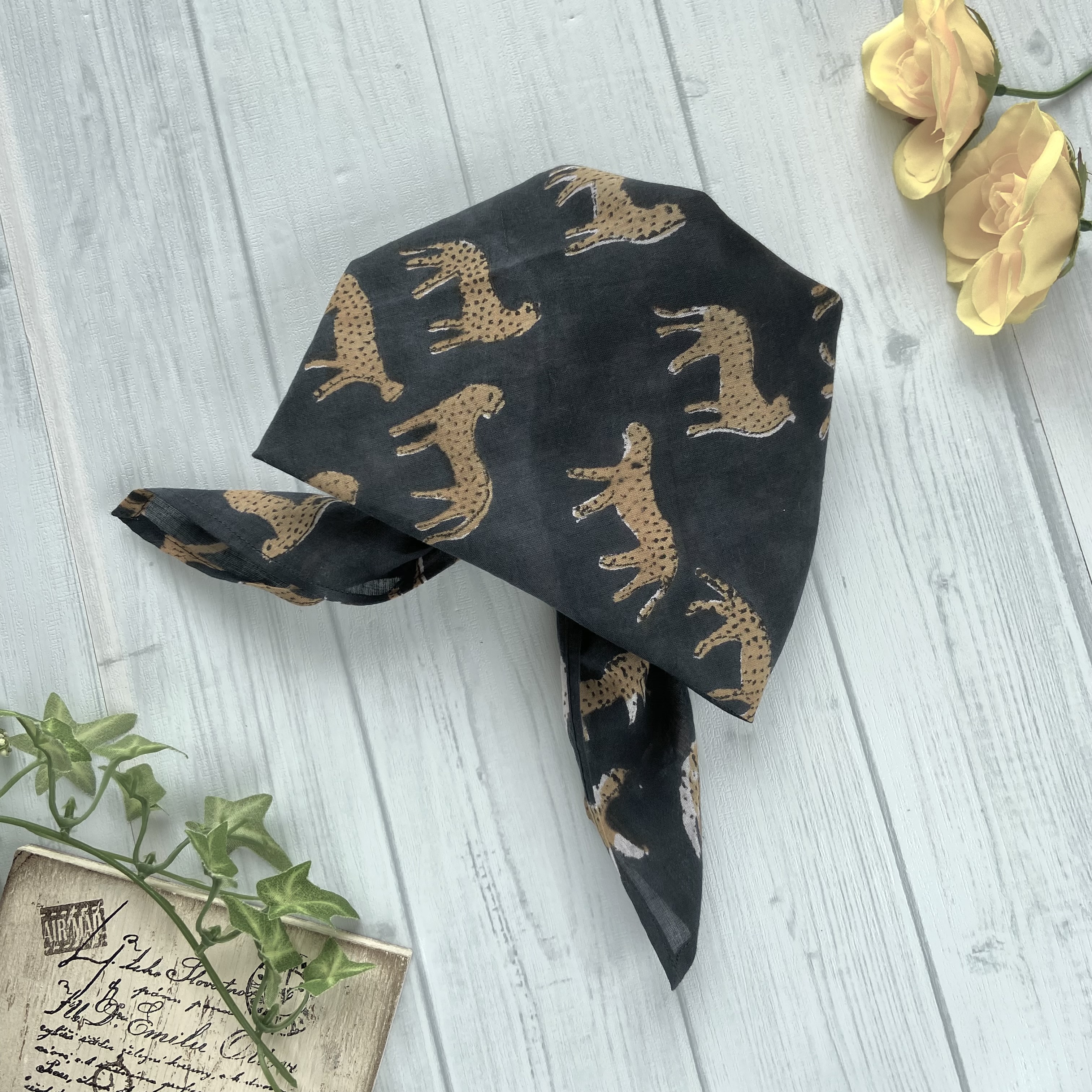 バンダナインド綿100％ レオパード 豹 ひょう アニマル ブラック 52cm×52cm　kb030